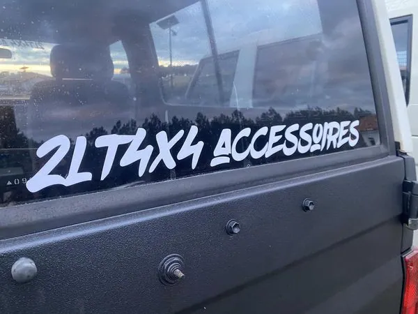Autocollants : Lettrage blanc "2LT4x4 Accessoires" - Pare-brise et carrosserie