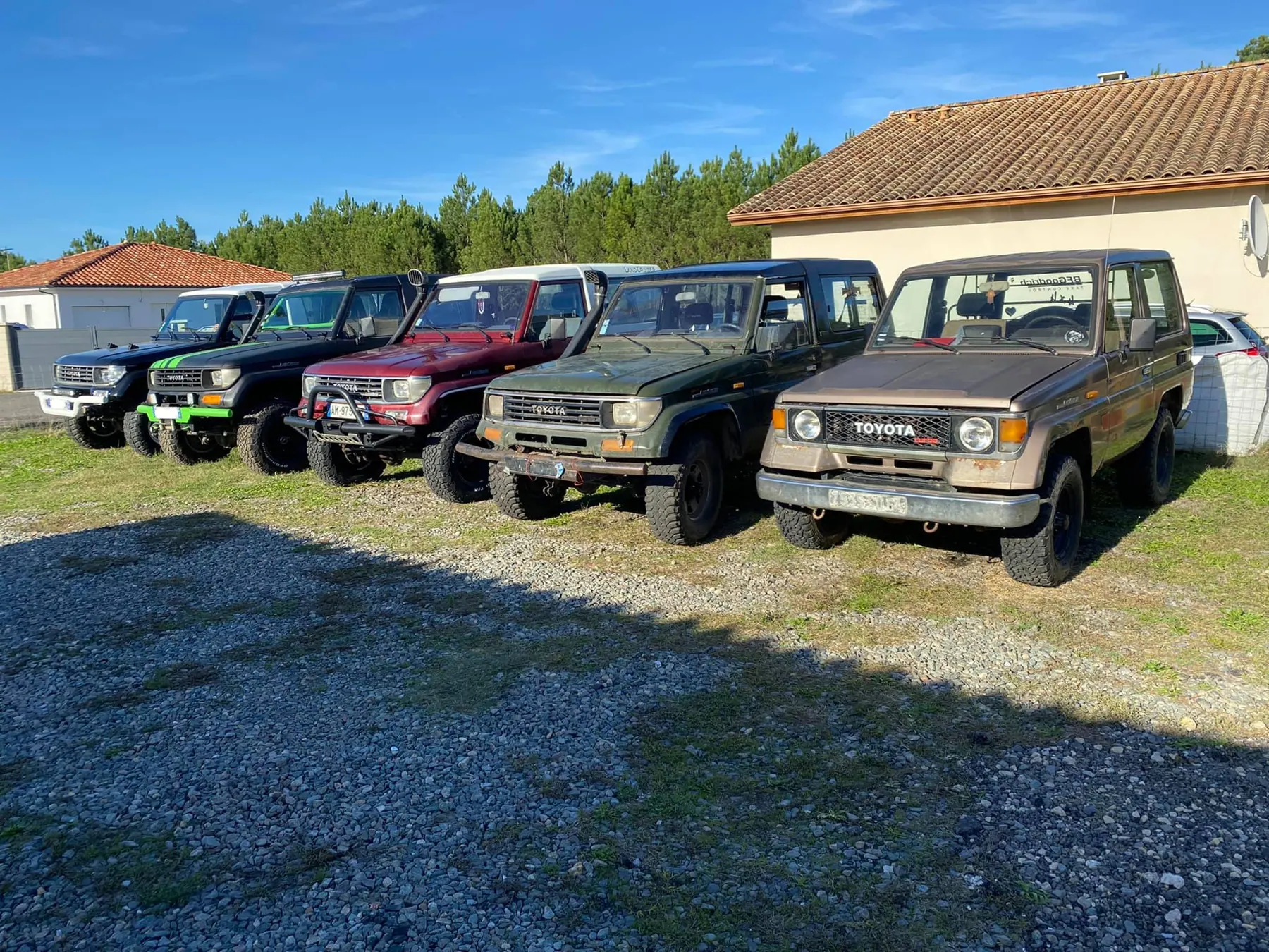 Une rangée de Toyota Land Cruiser devant l'atelier 2LT4x4 dans les Landes