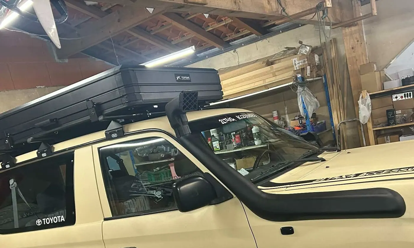 KZJ90 équipé d'une tente de toit et d'un snorkel